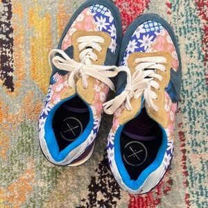 inkkas Blue Floral Accent Runner Sneakers